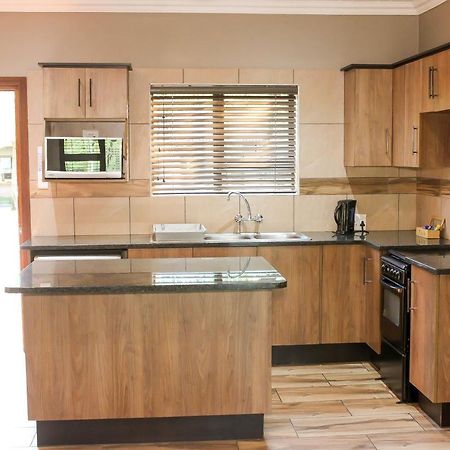 Rip Van Winkel Guest House Lephalale エクステリア 写真