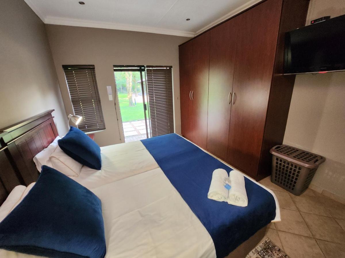 Rip Van Winkel Guest House Lephalale エクステリア 写真